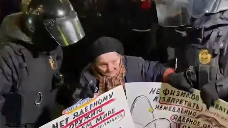 Ruska policija uhitila 77-godišnjakinju na prosvjedu u Sankt-Peterburgu