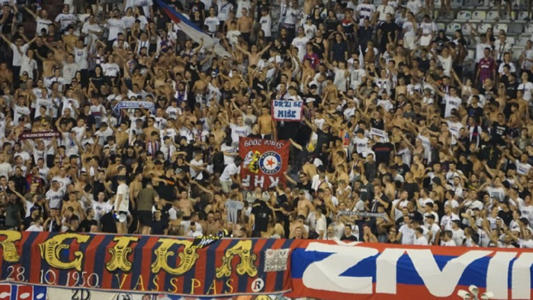 Torcida zapalila transparent monstrumovih fanova uz "Ratko Mladić, auf Wiedersehen"