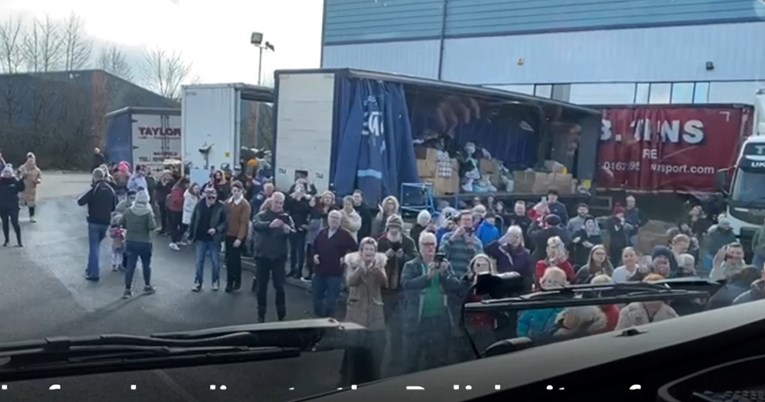 Britanci kamionom prešli 2000 km kako bi pomogli izbjeglicama. Dočekali ih pljeskom