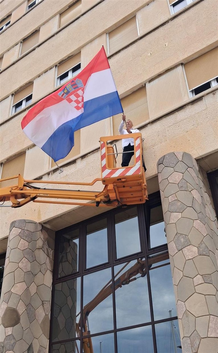 Splitski veteran: Dežulović, svi ga znate, onaj četnik. Popišam mu se u bradu