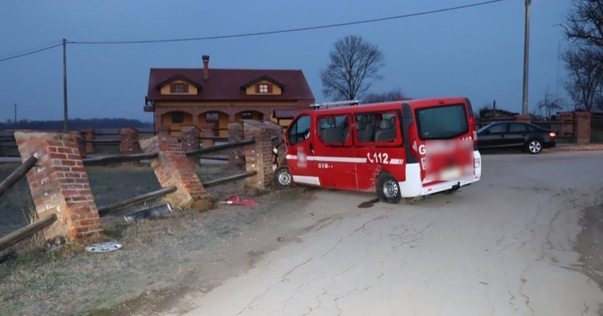 FOTO Pijan ukrao vatrogasni kombi u Vrbovcu pa se zabio u ogradu