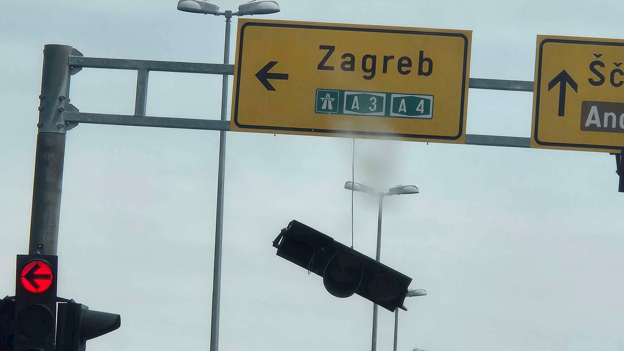 VIDEO Pao semafor u Velikoj Gorici, ostao visjeti