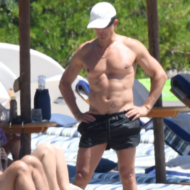 Paparazzi snimili Orlanda Blooma na plaži u Italiji, glumac pokazao mišiće