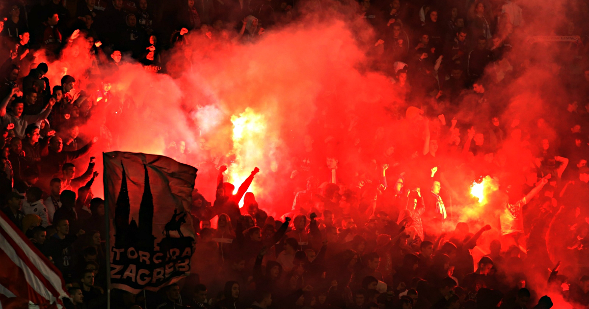 Torcida poslala brojne poruke i bakljadom prekinula derbi