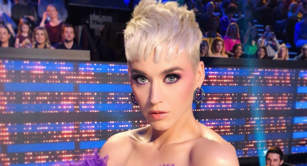 Katy Perry obojila je kosu u boju lavande i izgleda odlično