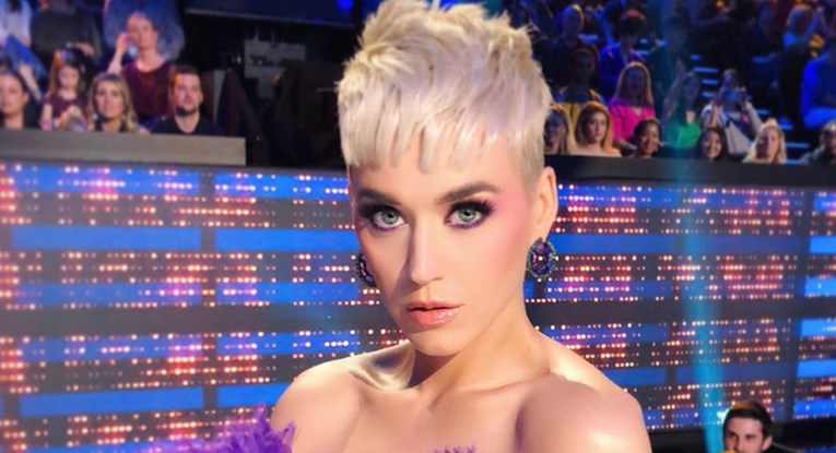 Katy Perry obojila je kosu u boju lavande i izgleda odlično