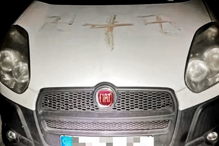 Policija uhitila muškarca koji je krvlju crtao kukaste križeve na autima u Njemačkoj