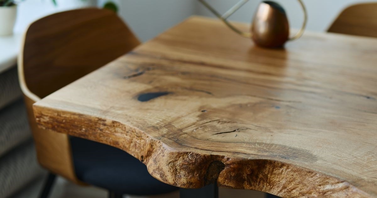 Kupovala hrastov stol online pa ostala bez 700 eura