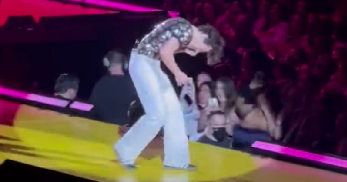 Harry Styles usred koncerta pogođen u oko. Obožavatelj na njega bacio bombon