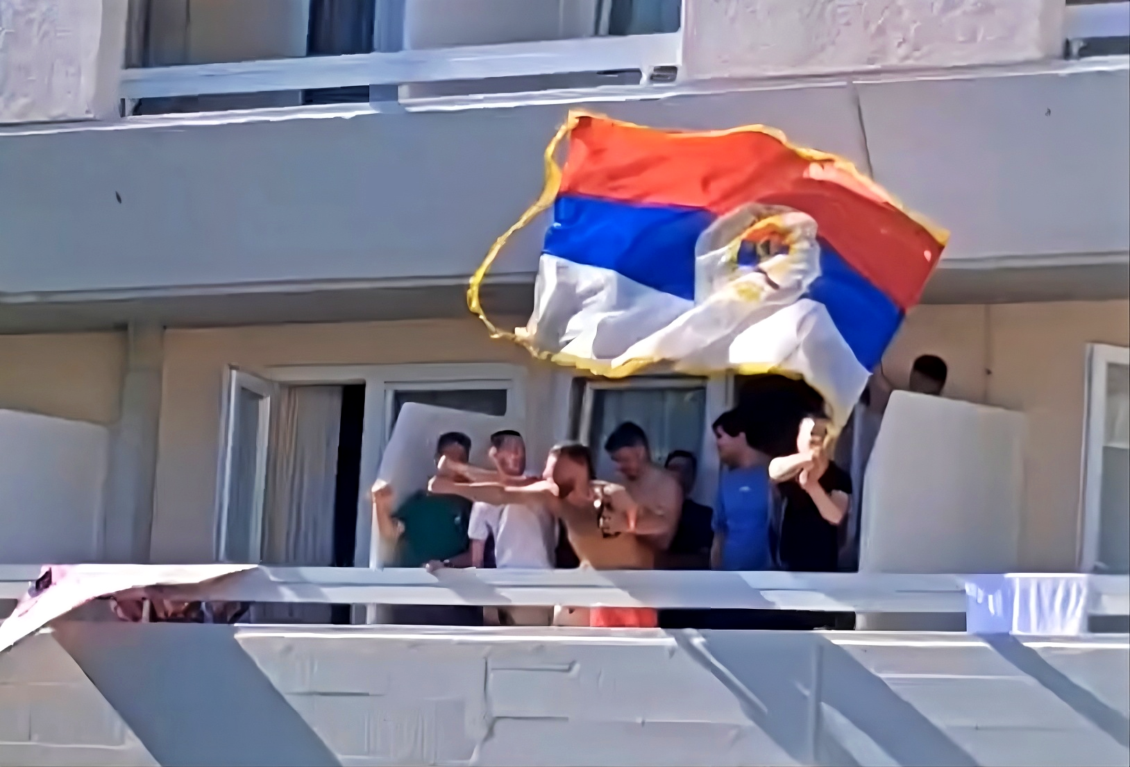 Na balkonu u Istri mahao zastavom Republike Srpske, protjeran je. Pojavila se snimka