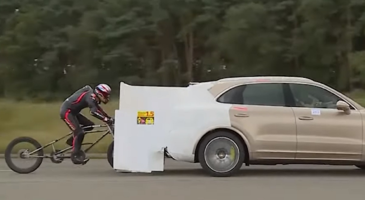VIDEO Britanac vozio bicikl 280 kilometara na sat, vukao ga Porsche