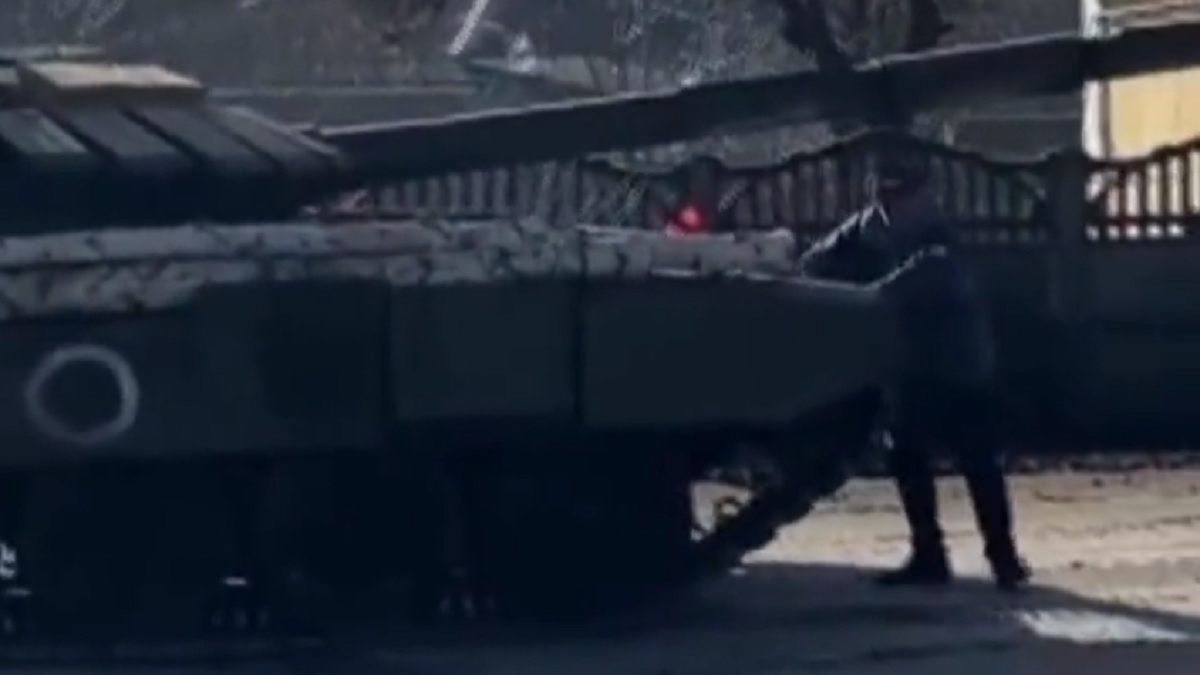 VIDEO Ukrajinac golim rukama pokušava zaustaviti ruski tenk