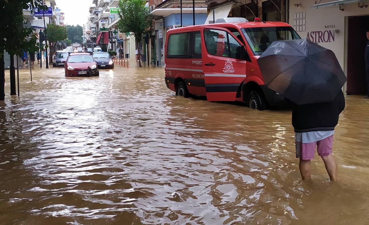 VIDEO U Grčkoj puhali snažni vjetrovi, ulice bile poplavljene. Pogledajte snimke