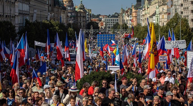 Tisuće u Pragu izašle na ulice protiv vlade koja podupire Ukrajinu