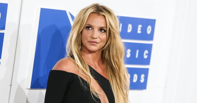 Britney Spears žestoko se posvađala s dečkom, iz hotela je izveli u donjem rublju