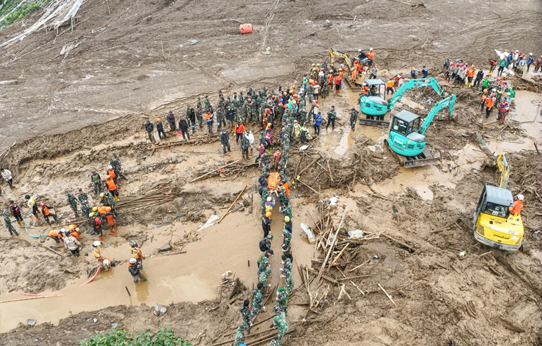 Klizište zatrpalo vojnike u Indoneziji. Poginule 23 osobe