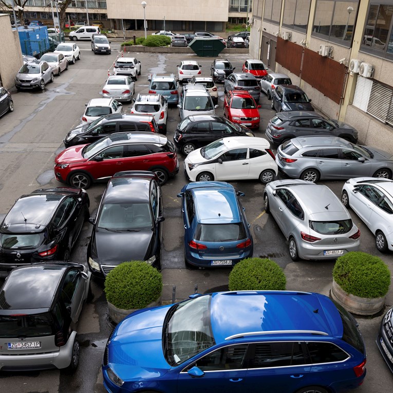 Parking u Zagrebu postao hit na Fejsu: "Kako ovo funkcionira?"