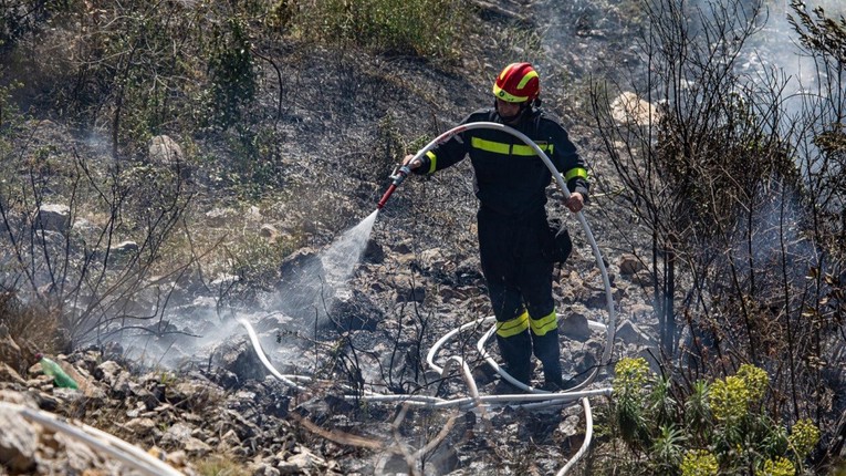 U Dalmatinskoj zagori izbila dva požara