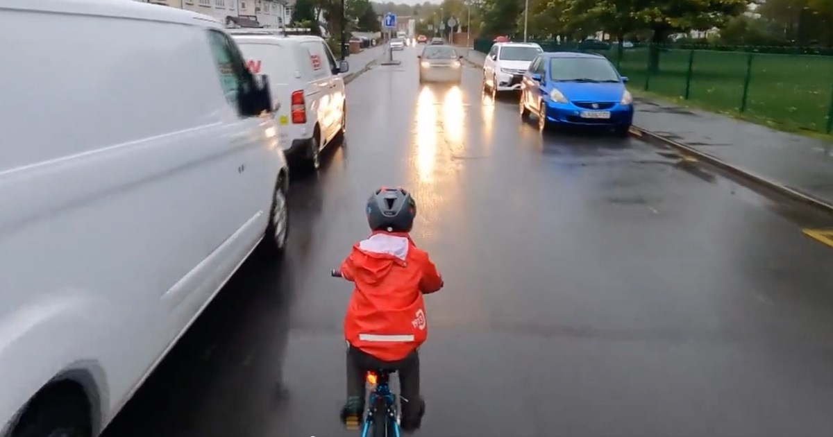 Je li kriv dječak ili vozač automobila? Video vožnje biciklista (5) posvađao javnost