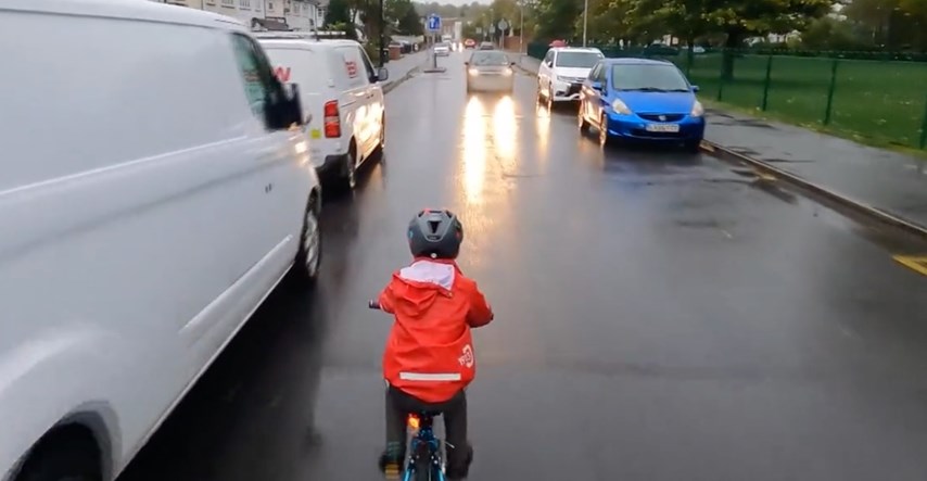 Je li kriv dječak ili vozač automobila? Video vožnje biciklista (5) posvađao javnost