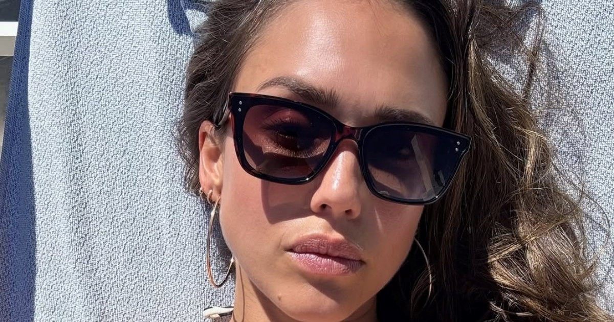 Na plaži u Cannesu: Jessica Alba u badiću i naočalama koje su svi poželjeli