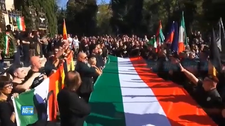 Mussolinijevi fanovi paradiraju njegovim rodnim gradom, slave Marš na Rim