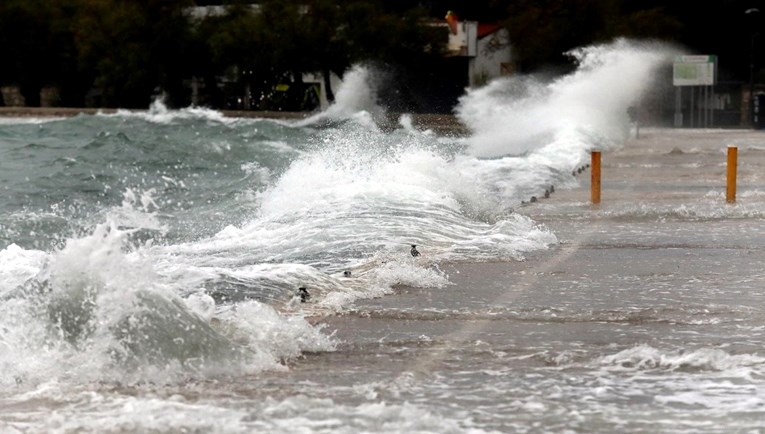 Cetina se izlila u Omišu, poplavljen dio starog grada