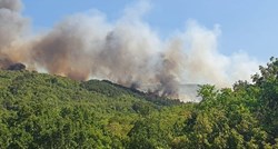 VIDEO Veliki požar kod Imotskog, gase ga tri kanadera. "Gori blizu kuća"
