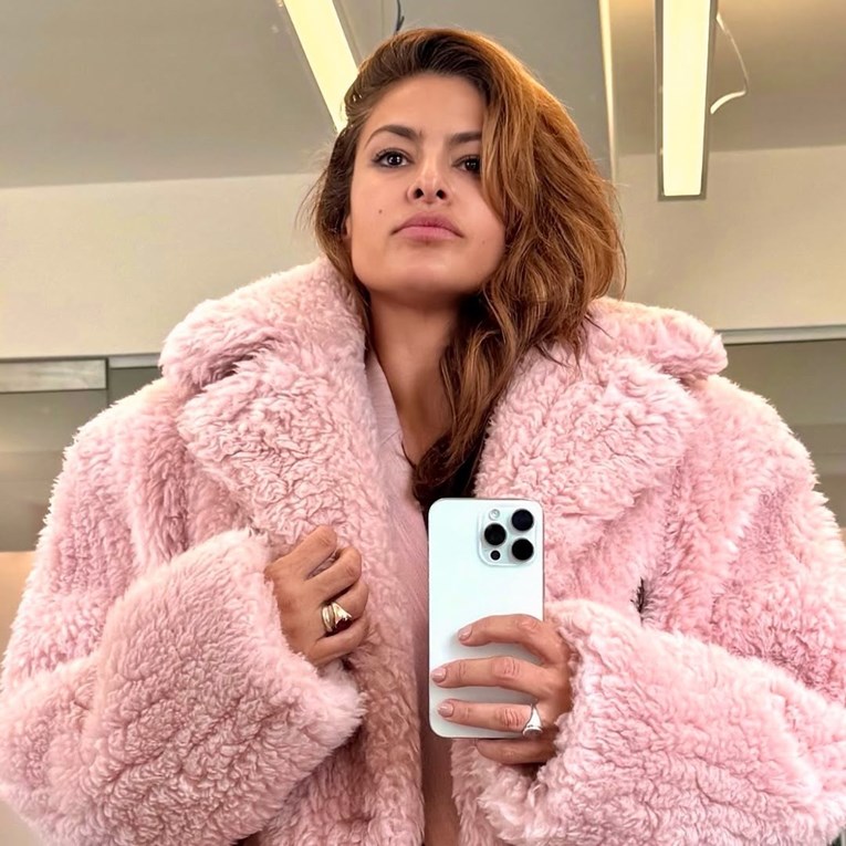 Eva Mendes za Valentinovo pozirala samo u majici s likom Ryana Goslinga