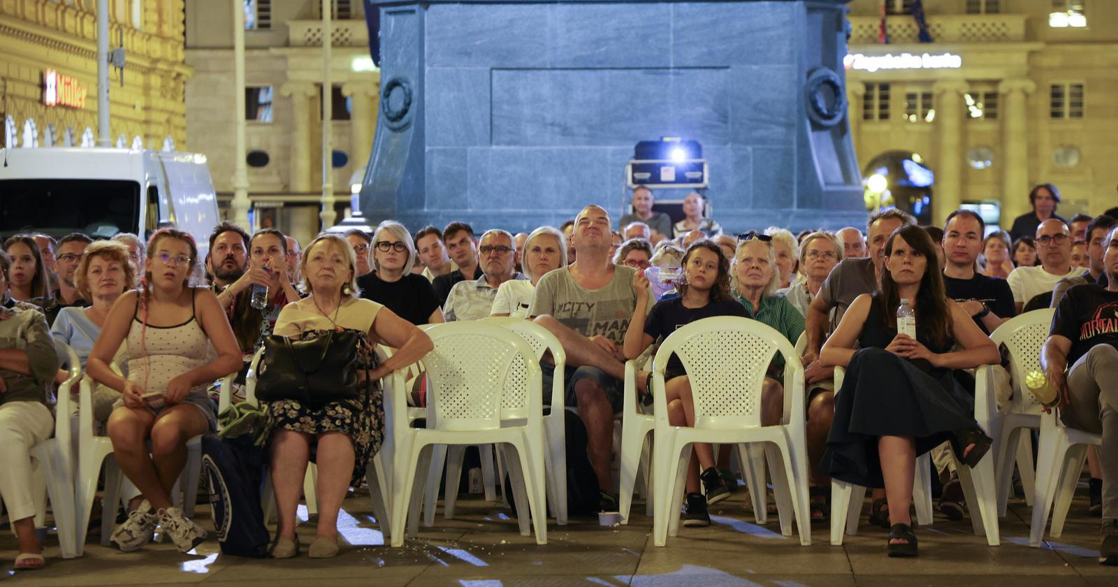 FOTO "Canary Black" (film snimljen u Zagrebu) prikazan na Trgu bana Jelačića