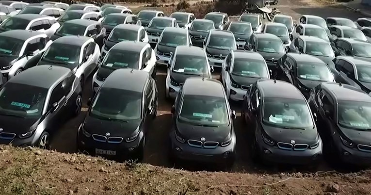 VIDEO Deseci električnih BMW-a stoje napušteni na livadi