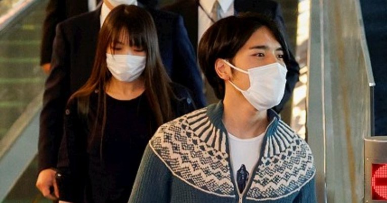 Princeza Mako napustila Japan, fotografi je na aerodromu snimili sa suprugom