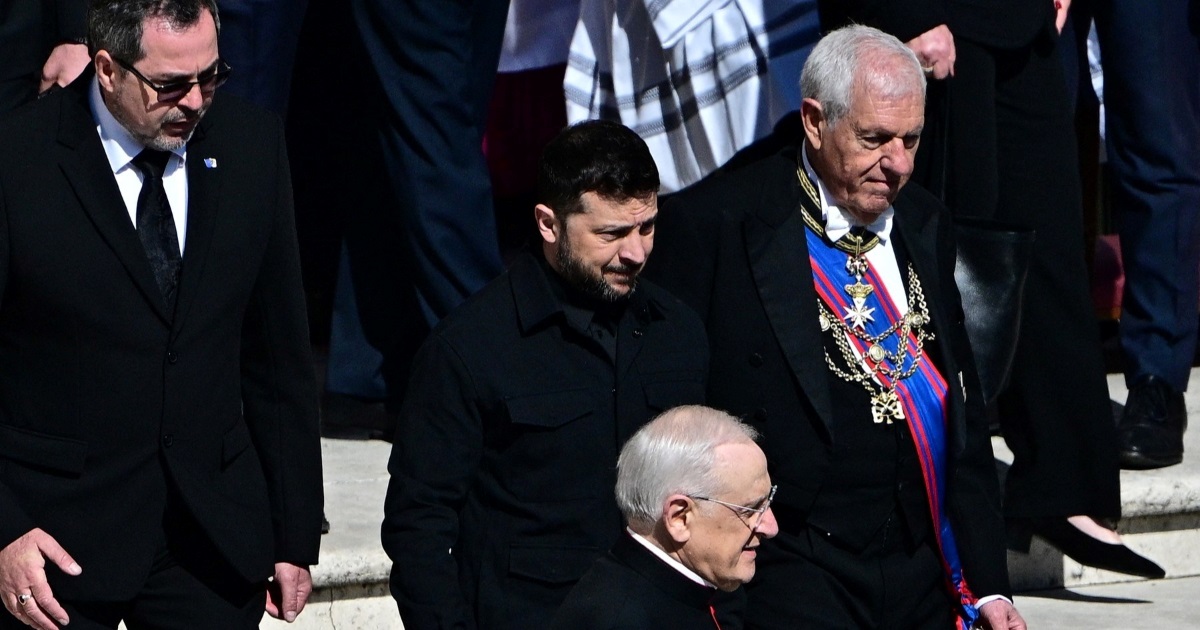Zelenski na sprovod pape Franje nije stigao u odijelu, odjenuo crnu košulju i jaknu
