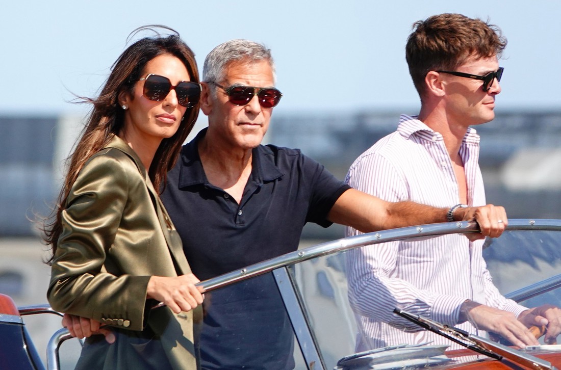 Amal Clooney u Veneciju stigla u odijelu s mikro kratkim hlačama