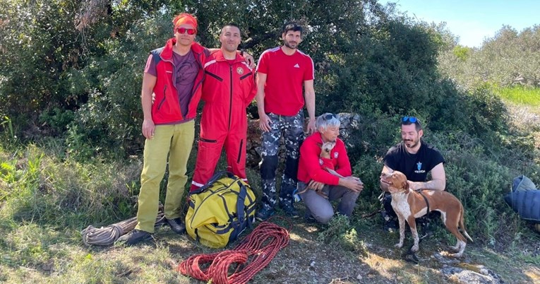 Članovi splitskog HGSS-a spasili su psa iz jame duboke 25 metara
