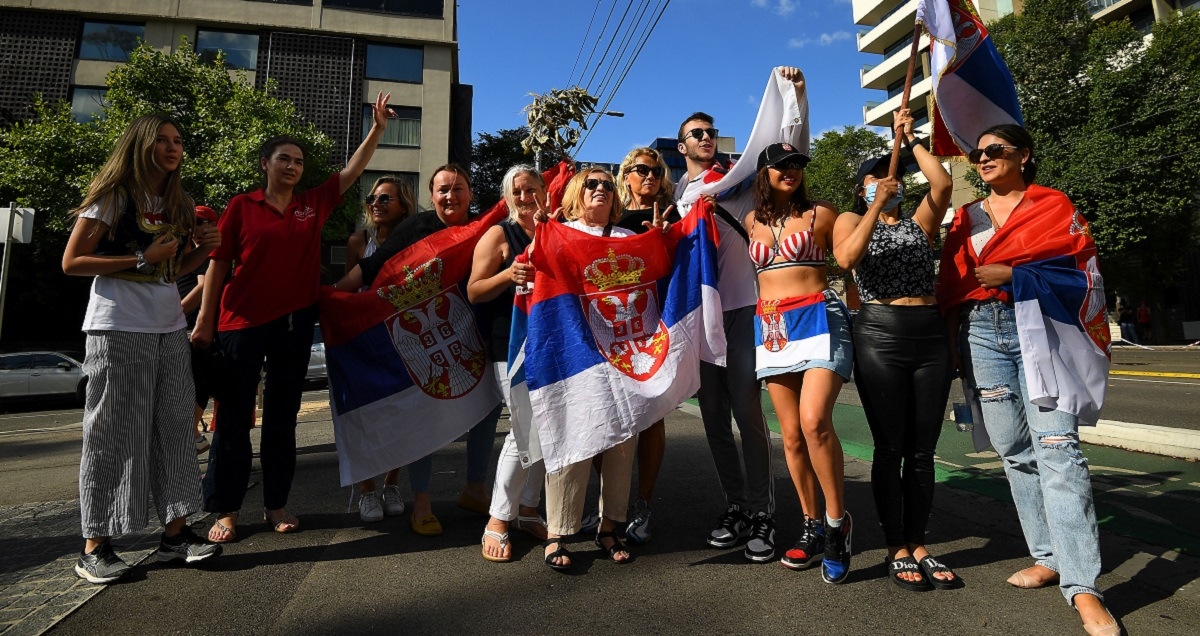 Srbi plešu kolo ispred ofucanog azila u kojem je Đoković. Snimka je hit
