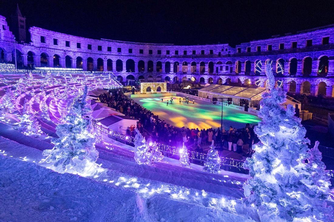 U pulskoj Areni otvoreno veliko klizalište, klizački klub priredio show