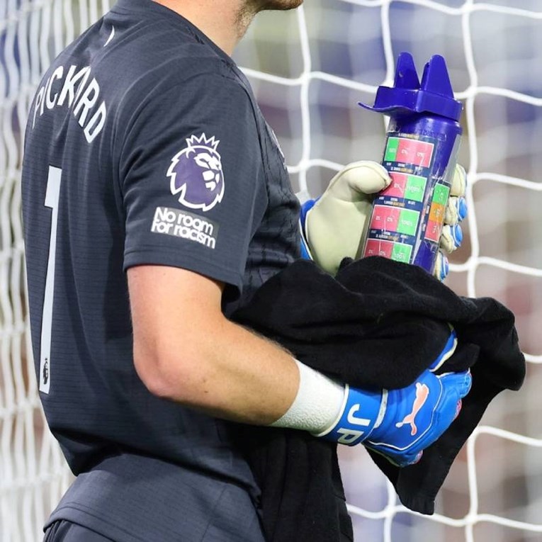 Pickford na boci vode čitao šalabahter kako će suparnik pucati. Pogledajte penal