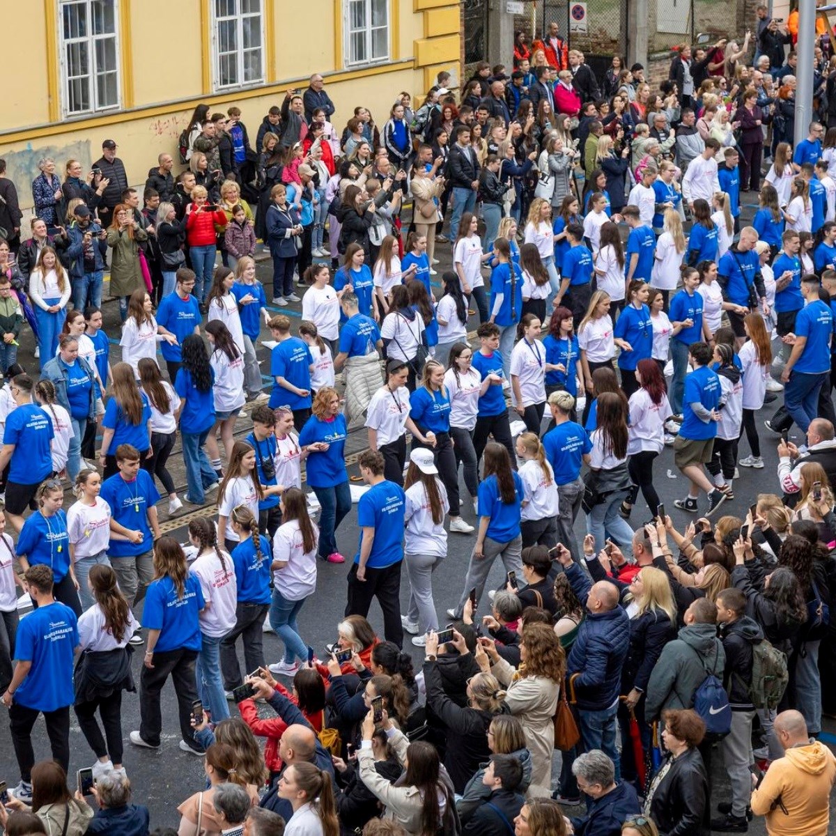 FOTO Maturanti u Osijeku zaplesali quadrillu, ni kiša im nije smetala
