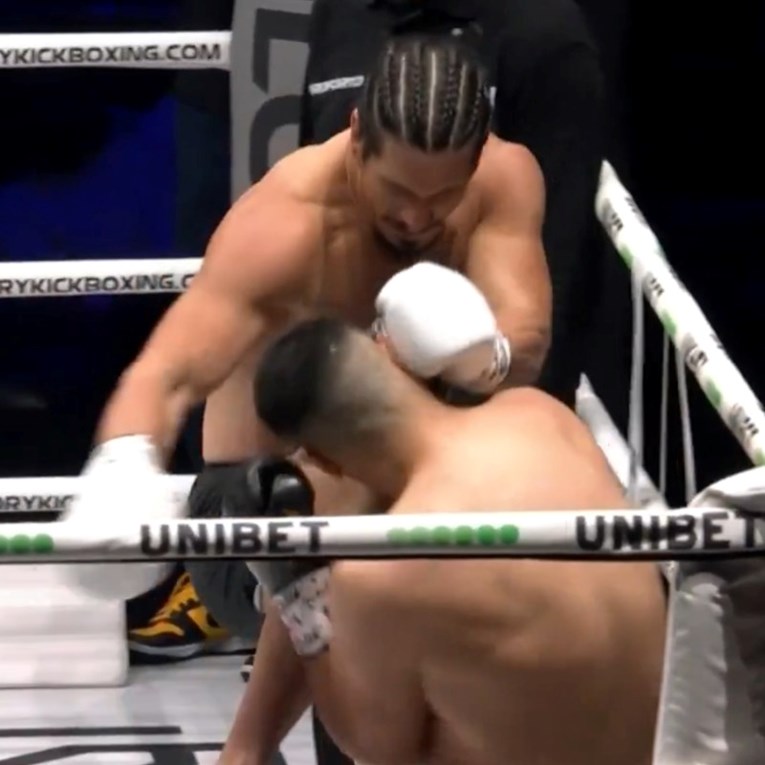 VIDEO Srbin brutalnim udarcem koljenom slomio nos protivniku. Sudac prekinuo borbu