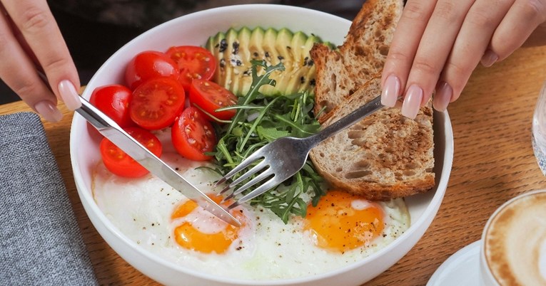 Žena je svaki dan doručkovala dva jaja. Evo koje je promjene uočila nakon mjesec dana
