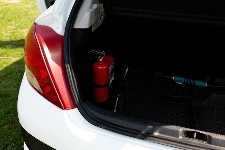 Mladića u Makarskoj zvali da im pomogne zamijeniti gume. Strpali ga u prtljažnik