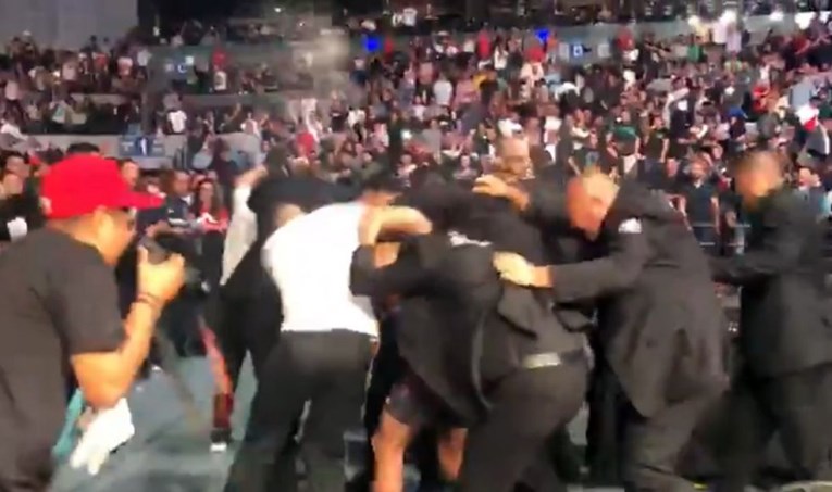 Nevjerojatne scene na UFC-u u Meksiku: Nezadovoljna publika gađala borca