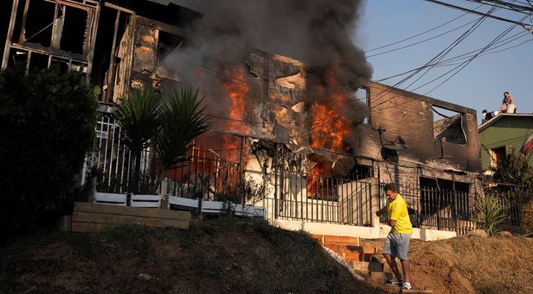 U 92 požara u Čileu 19 mrtvih. Ljudi bježali od vatre, ulice prekrivene pepelom
