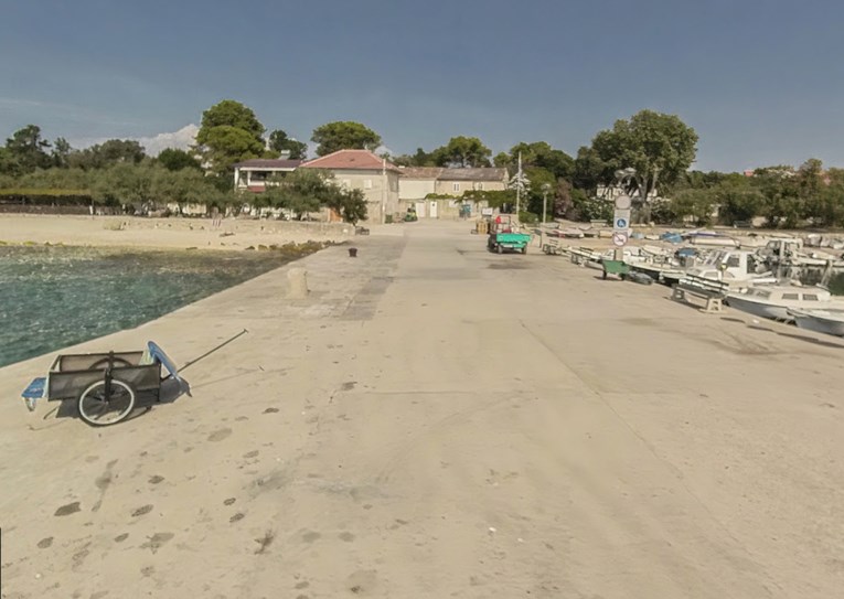 Pijani napali 25-godišnjaka i demolirali kuću na Silbi. Protjerani su iz Hrvatske