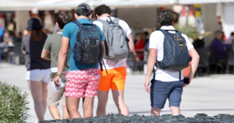 Rijetki turisti prošetali Rivom u Splitu