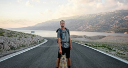 Ovaj tip pješači svijetom sa psom lutalicom. Bili su i u Hrvatskoj, a fotke su divne