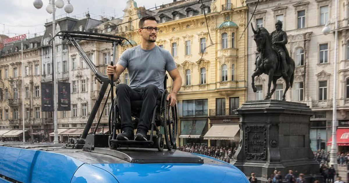 Naluđi rat na desnici dosad: Spaljen Hrvatski tjednik, AI videi Pokupca u kolicima