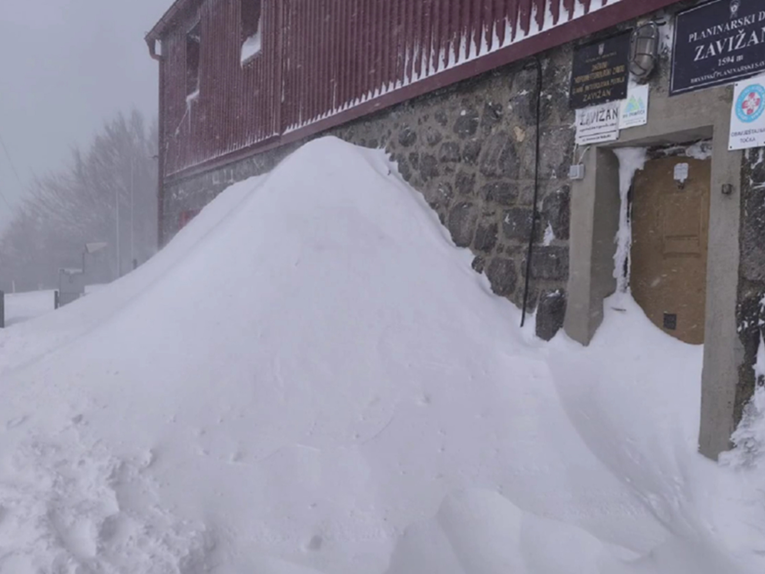 VIDEO Na Zavižanu metar snijega, planinarski dom gotovo zatrpan