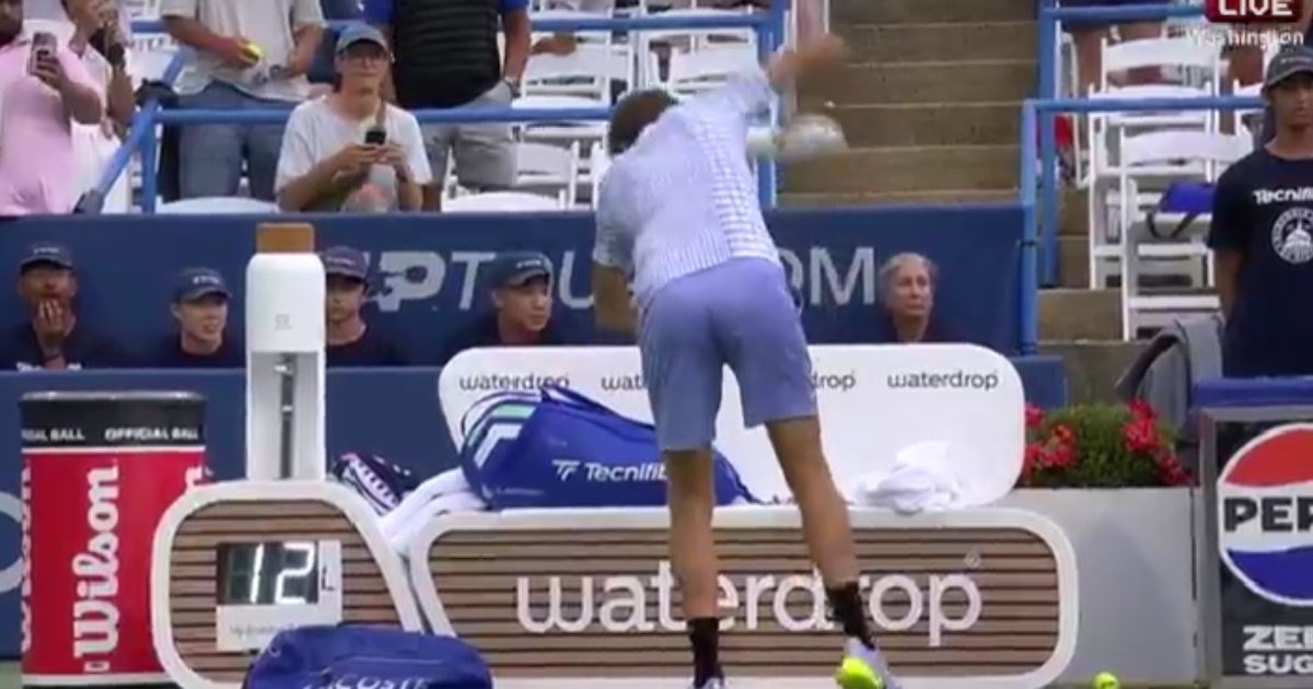 VIDEO Medvedev izgubio pa počeo divljati. Razbio bocu, bacio reket u publiku